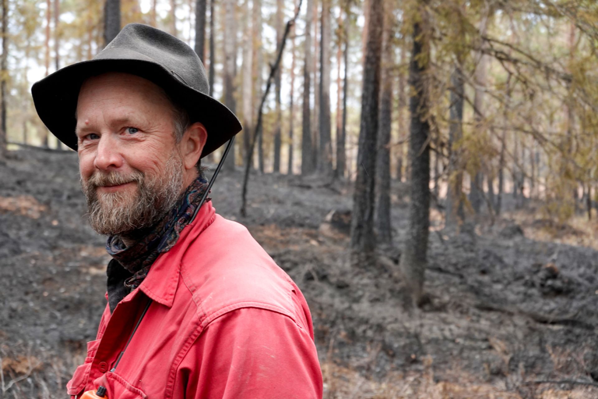 I en tid uten brannvesen og telefoner var det langt hyppigere skogbranner. Johan peker på viktigheten av skogbranner for biologien i skogen.