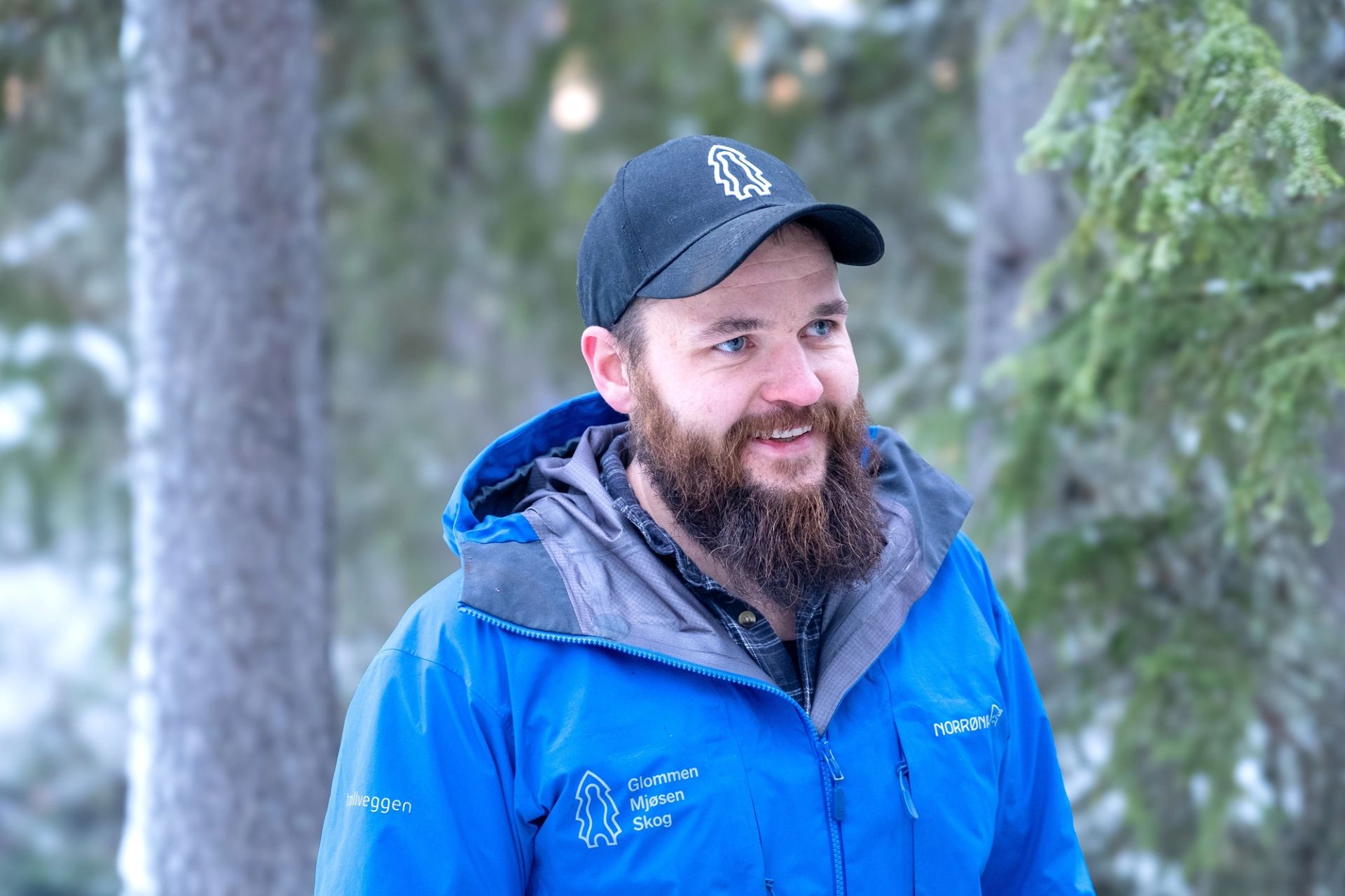 EN GOD LYTTER: Mye av jobben til skogbruksleder Emil Kulusveen handler om å komme med konkrete forslag til hvordan skogeiere kan skjøtte skogen sin ut ifra hva det er de ønsker å oppnå. Foto: Ragnhild Erevik Fosse