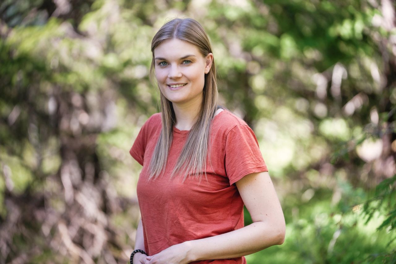 Portrettbilde av Ida Aarø med uskarp skog i bakgrunnen