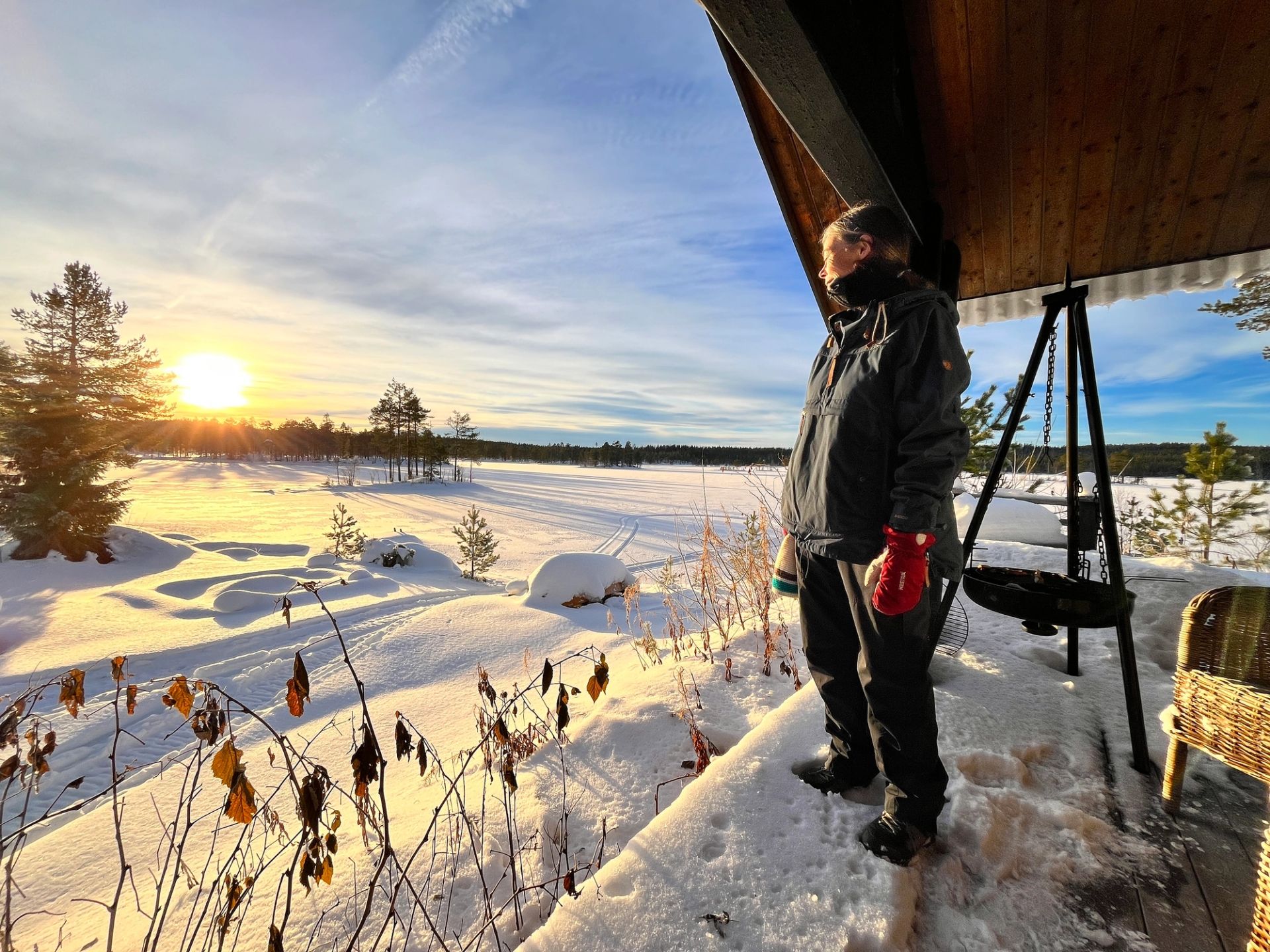 UTENLANDSKE TURISTER: I et prosjekt sammen med innovasjon Norge har Caroline pusset opp noen enkle koier uten strøm og innlagt vann. Om sommeren og høsten kommer det turister fra land som Tyskland, Frankrike og Belgia hit. De ønsker å oppleve den roen og nærheten til naturen som skogen gir. Foto: Ida Ask