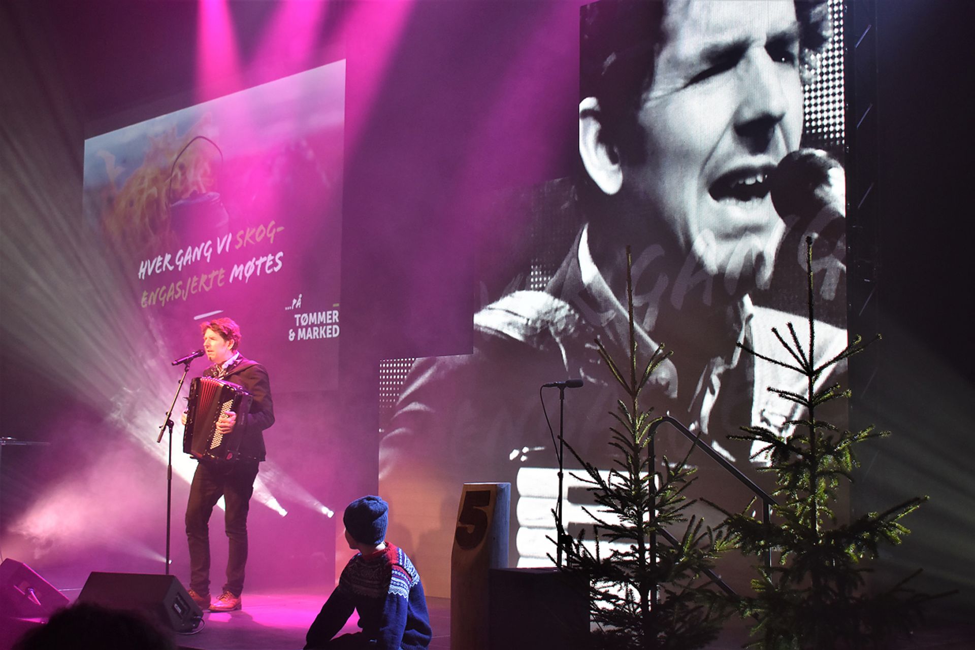 TØMMER & MARKED 2020: Odd Nordstoga lagde stemning forrige gang. I år blir det musikk fra Aslag Haugen i Hellbillies. Foto: Viken Skog