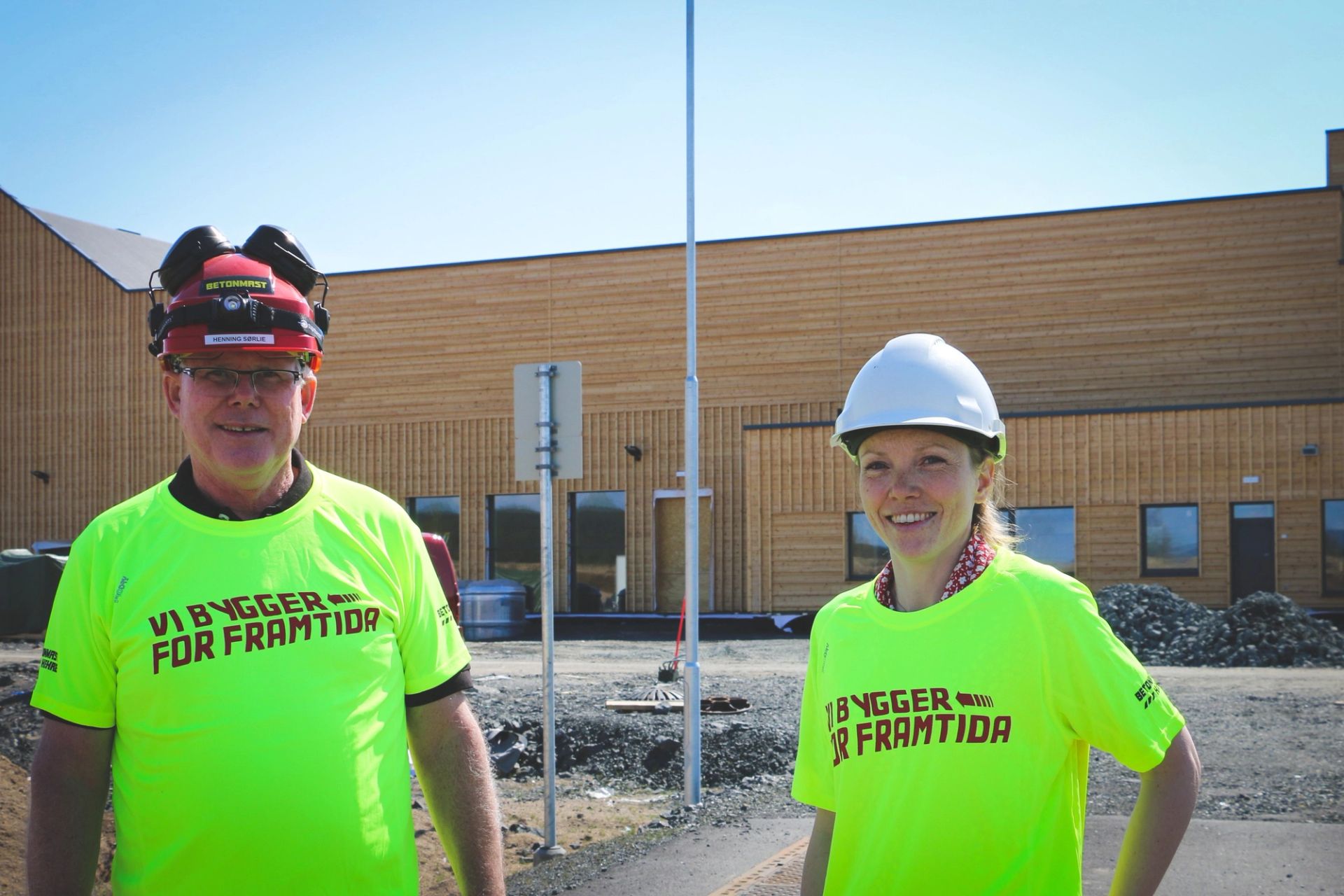 Henning Sørlie fra Betonmast Innlandet og prosjektleder Heidi Erikstad i Elverum kommune foran Ydalir skole under byggingen.
