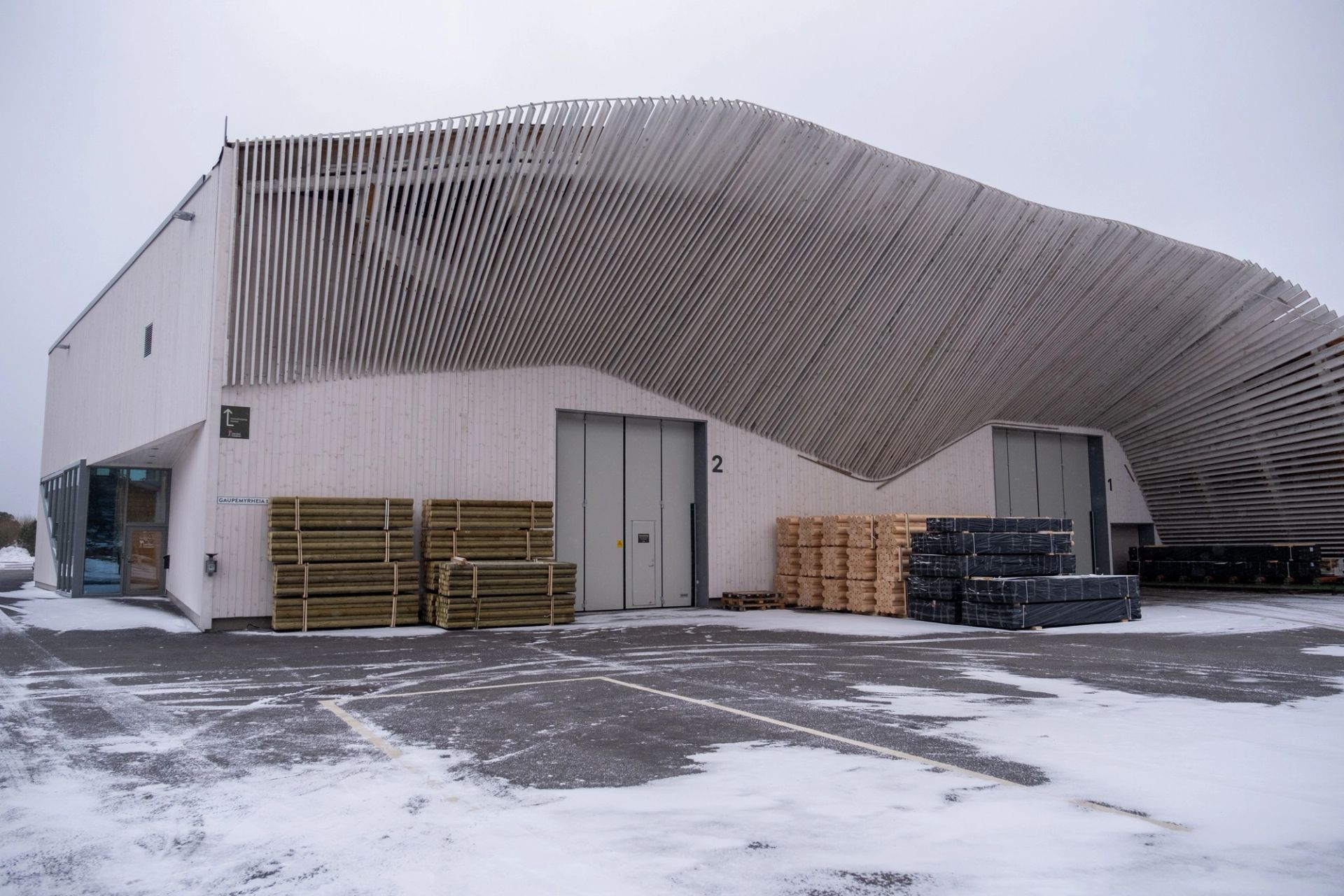 Fasaden på den trebygde fabrikken til Aanesland Treindustri i Lillesand.