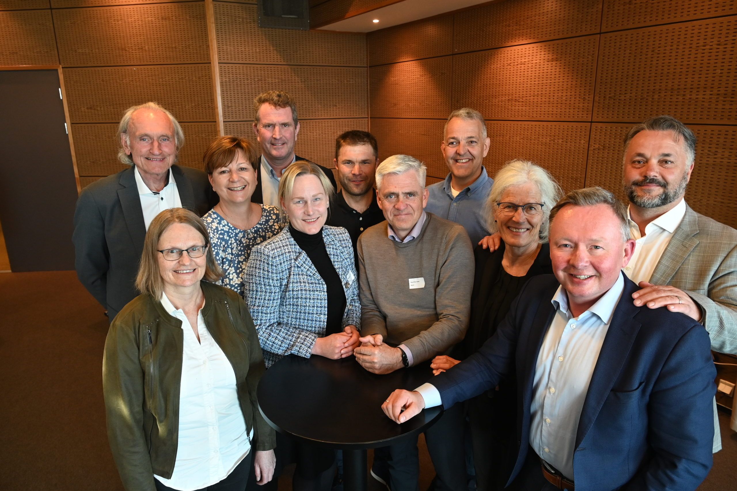 På bildet sees bak fra v. Bengt Drageset, Hilde Haukom, Even Hedland, Jon Bjarne Onsøien og Trond Saga. Foran fra v. Birgit Eiken, Ingebjørg Marie Landsverk, Dag Arthur Aasbø, Åse Egeland. Olav A. Veum og adm.dir. Anders R. Øynes. Foto: Roar Ree Kirkevold/Magasinet Skog
