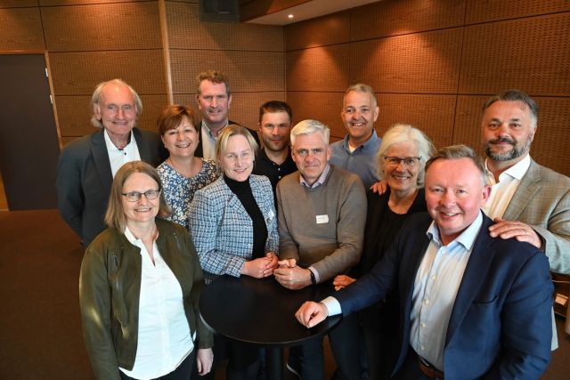 På bildet sees bak fra v. Bengt Drageset, Hilde Haukom, Even Hedland, Jon Bjarne Onsøien og Trond Saga. Foran fra v. Birgit Eiken, Ingebjørg Marie Landsverk, Dag Arthur Aasbø, Åse Egeland. Olav A. Veum og adm.dir. Anders R. Øynes. Foto: Roar Ree Kirkevold/Magasinet Skog