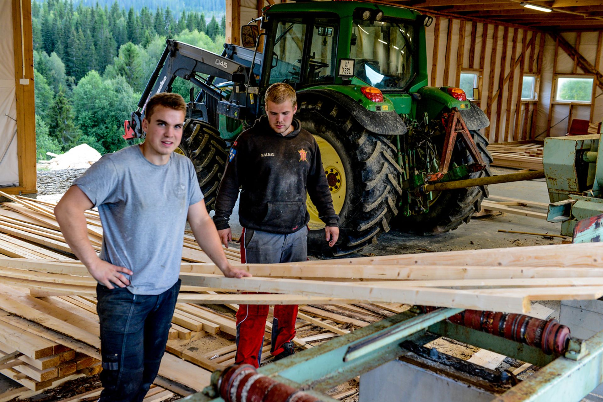 Brødrene Mattias og Kristoffer forteller om lystbetont arbeid og gleden av å skjære tømmer.