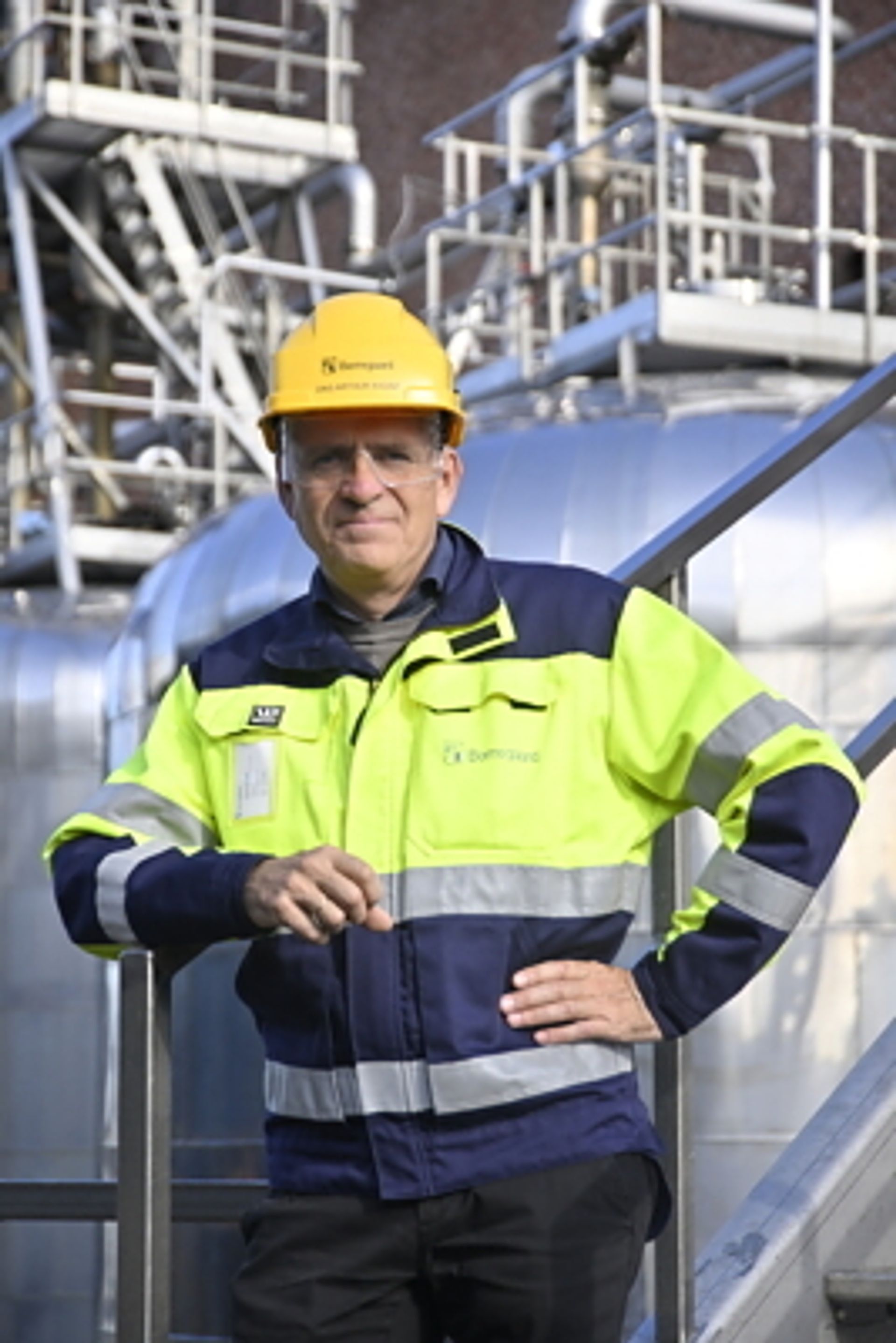 OVERSIKT: Industriområdet er tre kilometer langt og inneholder 20 fabrikker som henger sammen. Dag Arthur Aasbø har et imponerende overblikk over alle prosessene her.