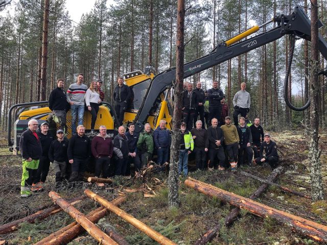 GJENGEN SAMLET: Noen av de ansatte i Johansen Skogsdrift da de var samlet til utdeling av årets bedrift i Elverum. Foto: Johansen Skogsdrift AS