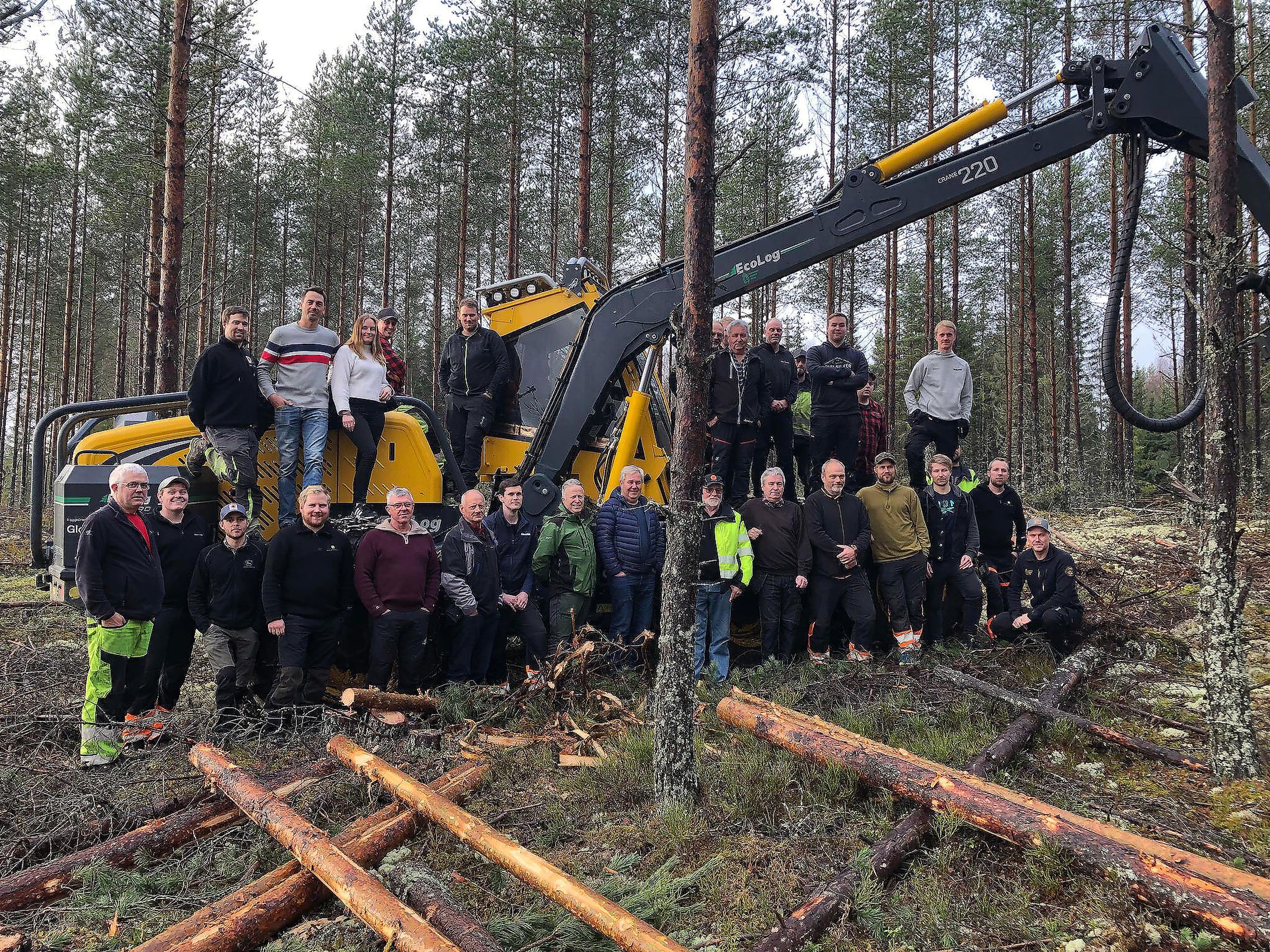 GJENGEN SAMLET: Noen av de ansatte i Johansen Skogsdrift da de var samlet til utdeling av årets bedrift i Elverum. Foto: Johansen Skogsdrift AS