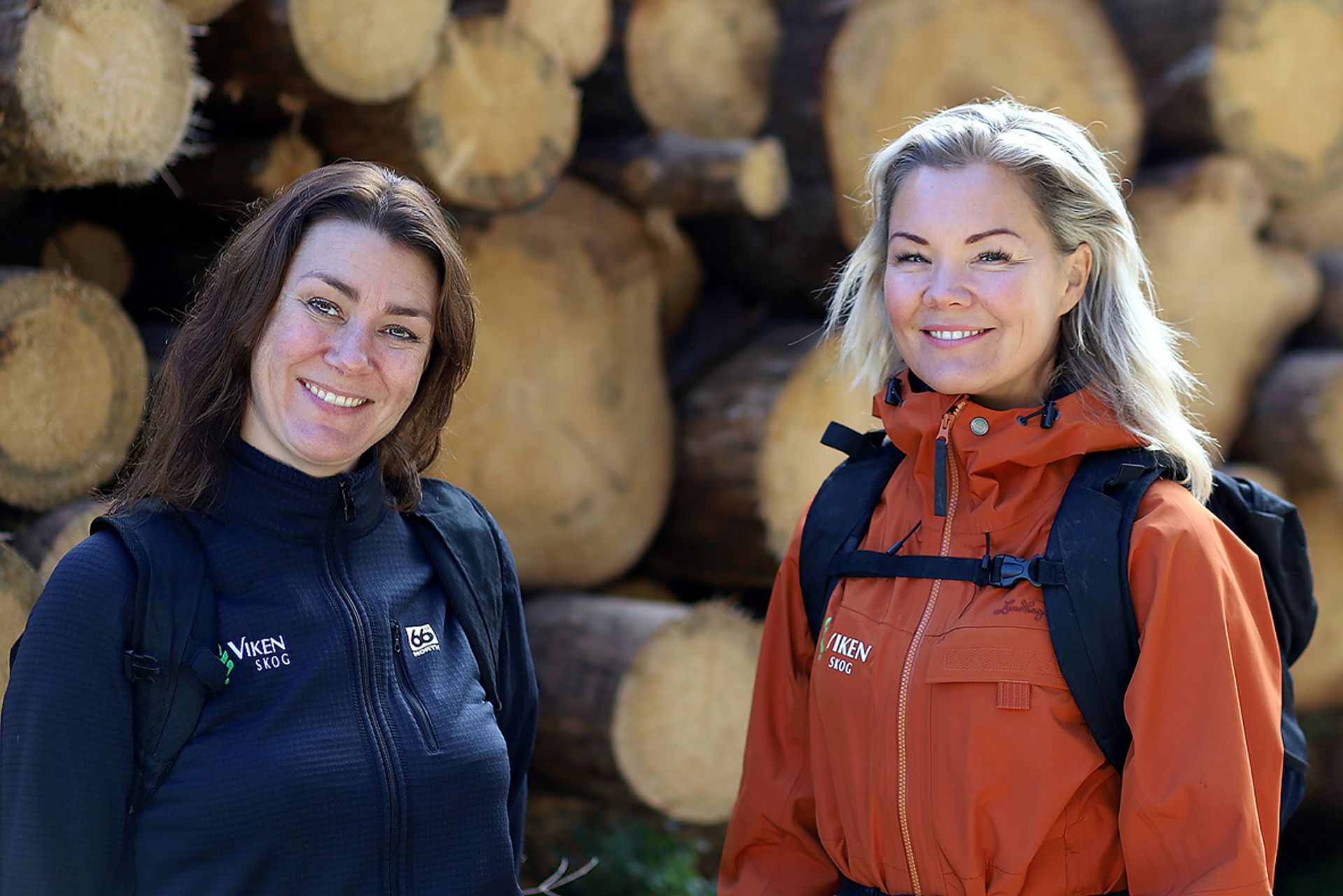 HJEMMELAGET ER BEST: Viken Skog bruker ikke noe eventbyrå når de skal arrangere. Helene Nygaardsvik Ruud (til høyre), leder for marked og eierkommunikasjon, og markedsassistent Tone-Lill Amundsen Wiik står bak planleggingen og gjennomføringen av konferansen sammen med resten av «Vi i Viken Skog». Foto: Bjørn H. Pettersen, Viken Skog
