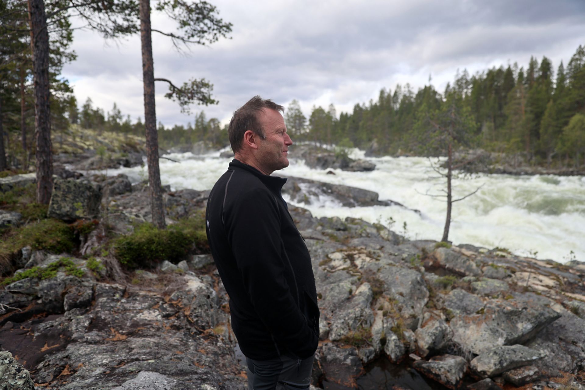 KRAFTIG FOSSEFALL: Kraftutbyggingen initierte vernet, forteller seniorrådgiver Anders Wåla i Viken Skog.
