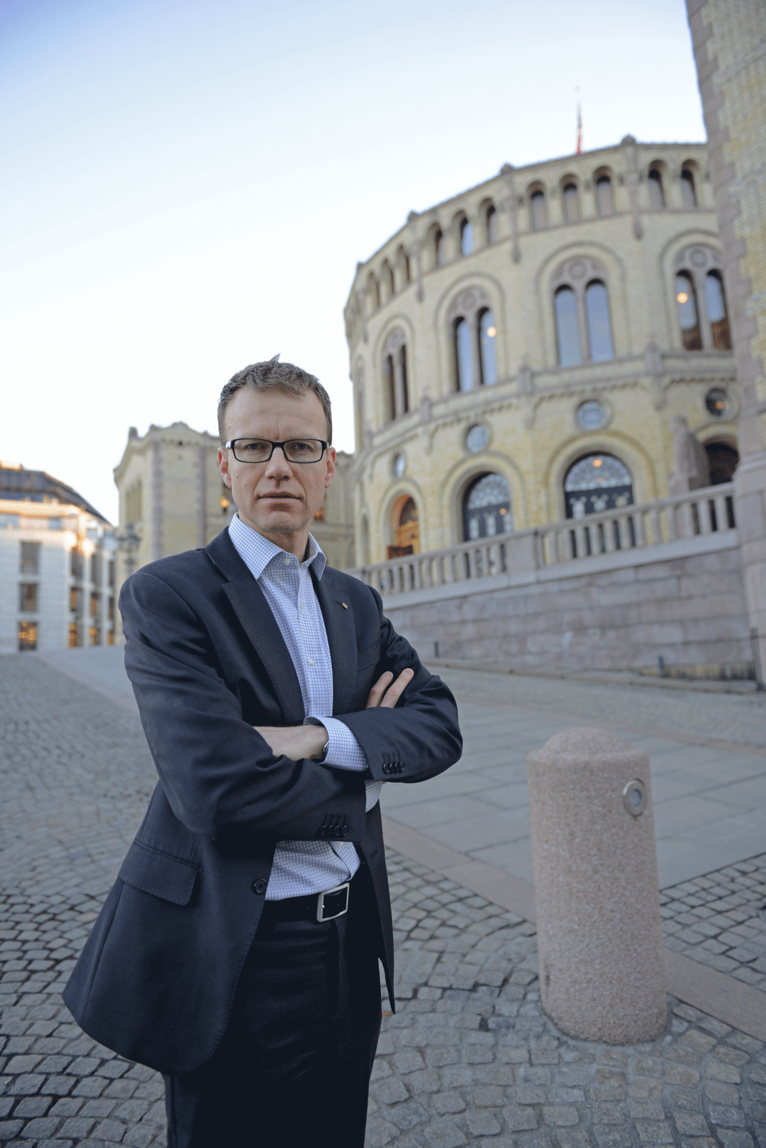 Erik Lahnsten foran Stortinget.
