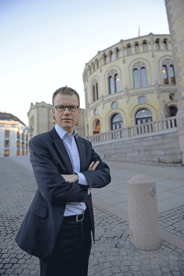 Erik Lahnsten foran Stortinget.