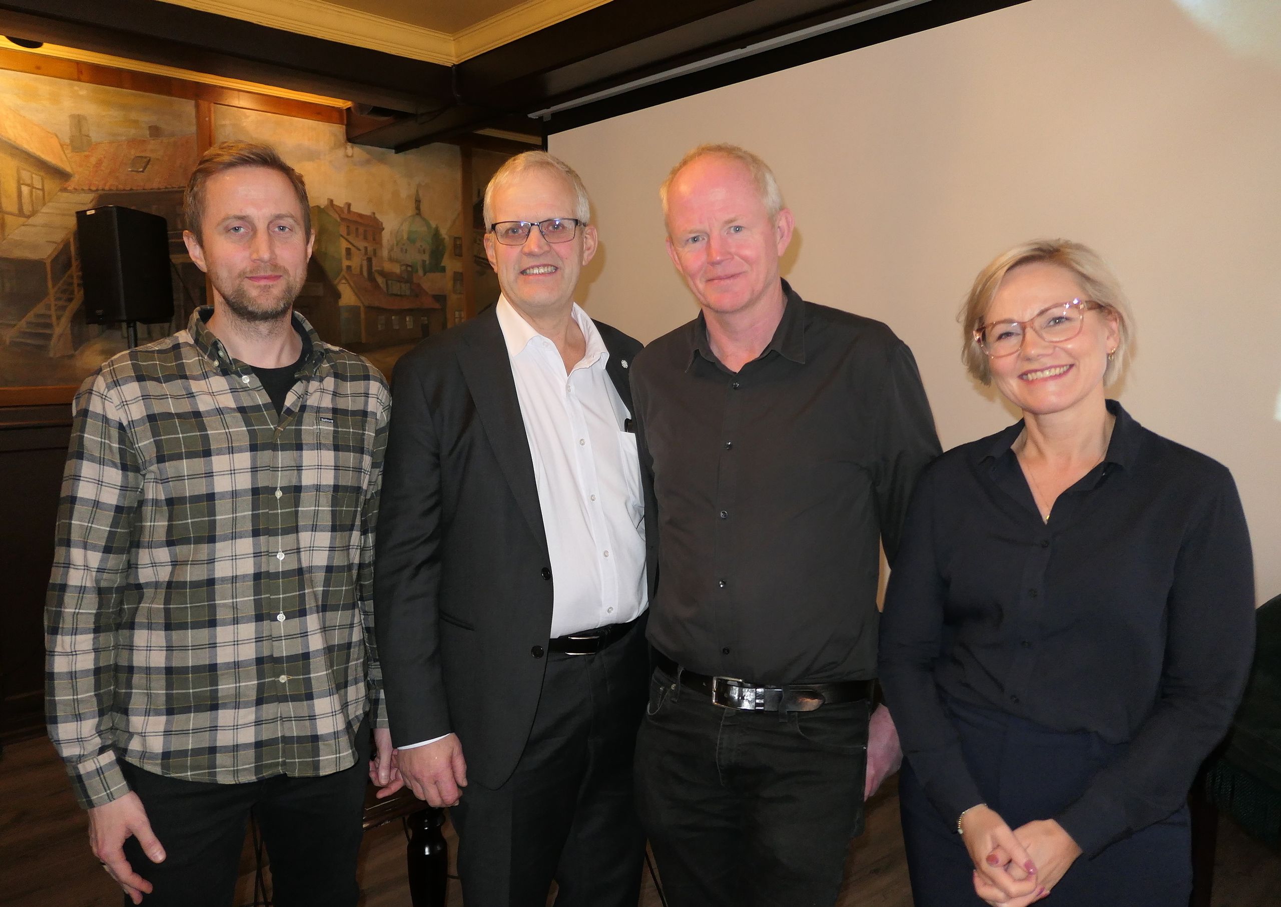 DELTAKERE: Skogeier Jon Wefald, Nils T. Bjørke (Sp), Lars Haltbrekken (SV) og Ingvild Kjerkol (Ap). Foto: Roar Ree Kirkevold