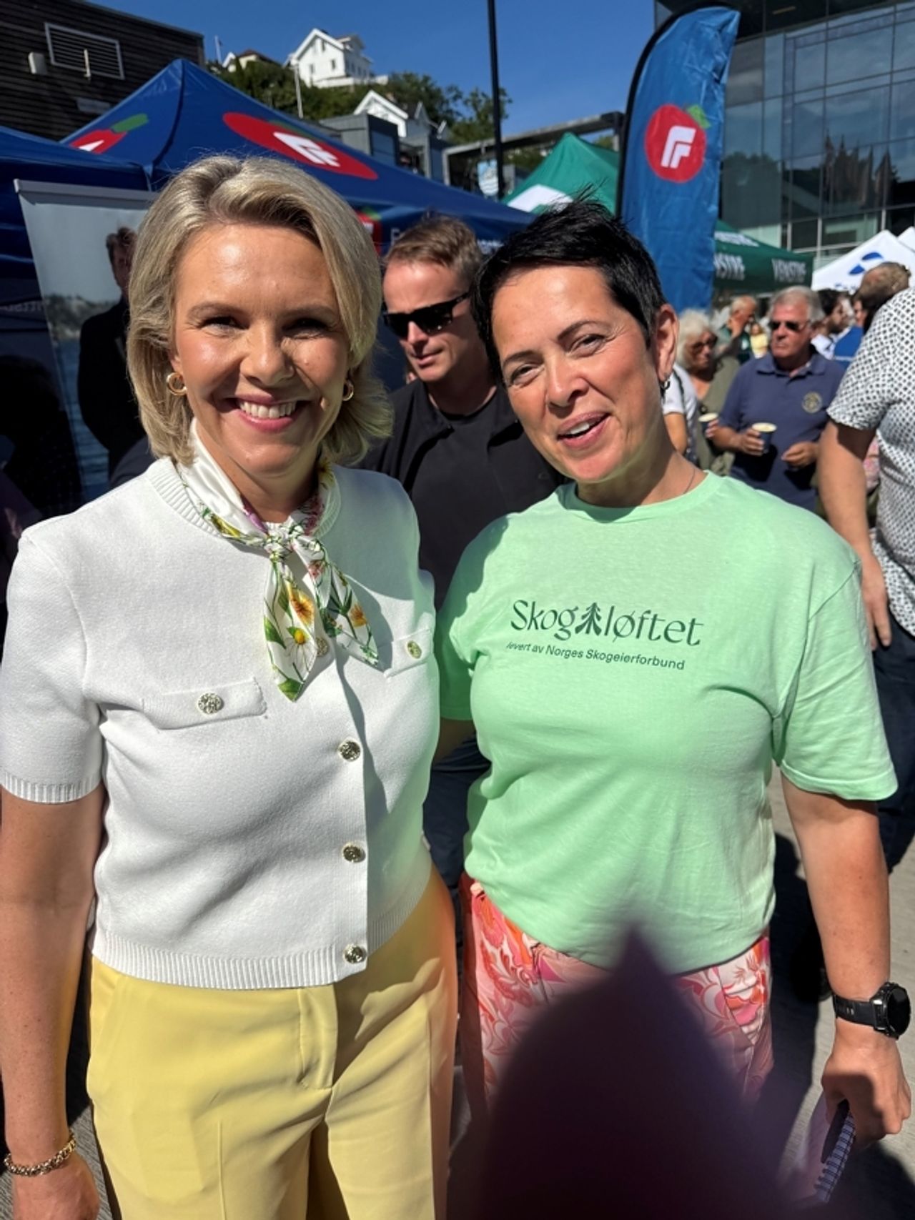 Sylvi Listhaug, stortingsrepresentant og partileder (Frp) rakk en rask og god skogprat med Allskogs markeds- og HR-direktør Karin Klingenberg Hogstad i trengselen, med solid engasjement for skogen, men hvor hun påpekte at det er broren som er skogeieren i familien.