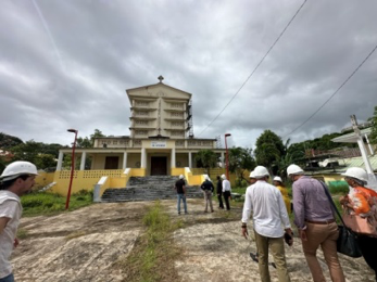 Visite devant l’église Saint-André