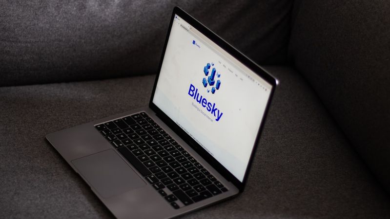 NY Times Pitchbot on Bluesky: What Journalists & PR Pros Need to Know in 2026