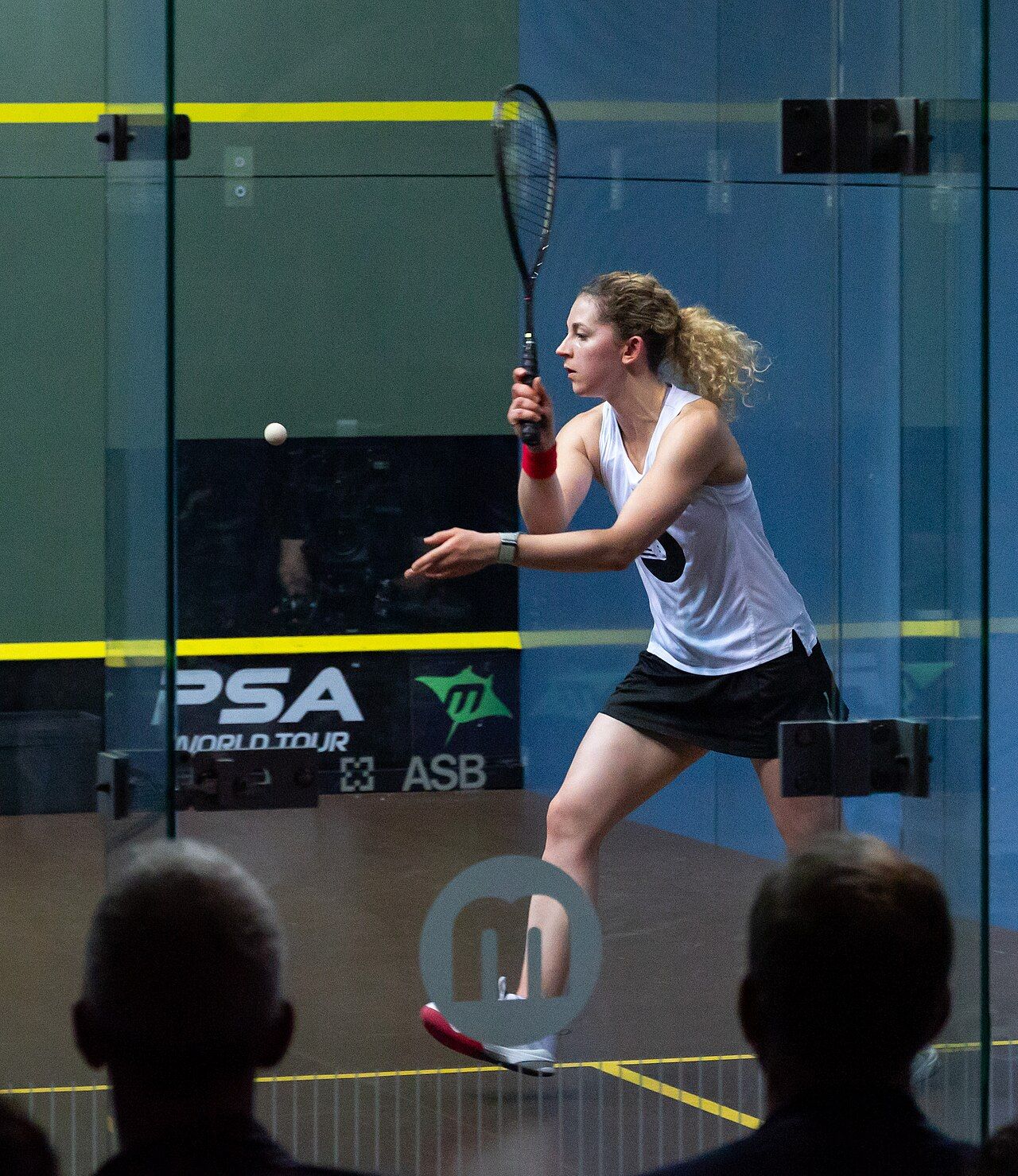 Georgina Kennedy playing squash at the 2023-24 PSA World Tour Finals