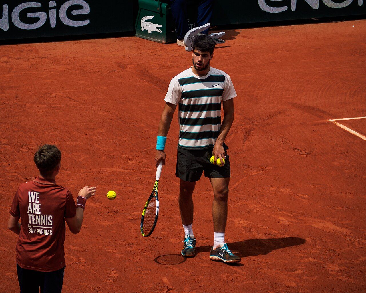 Carlos Alcaraz on court at Roland-Garros, 2025