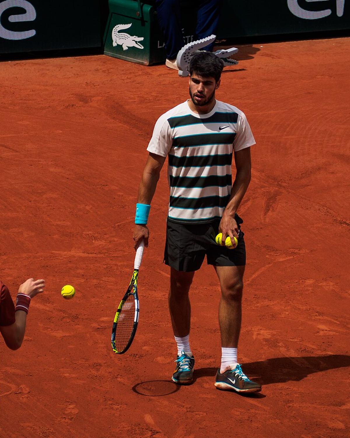 Carlos Alcaraz on court at Roland-Garros, 2025