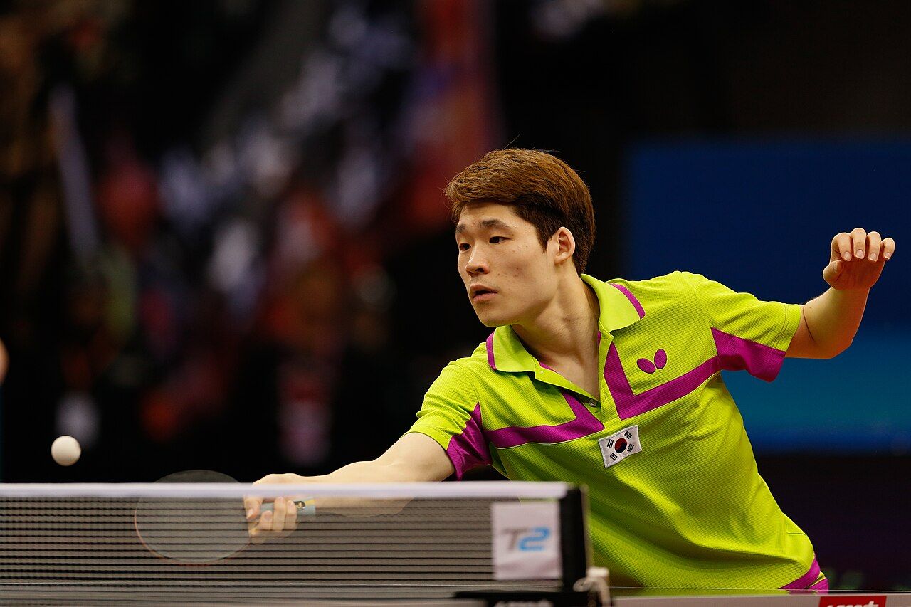 Jang Woojin playing a forehand in 2017