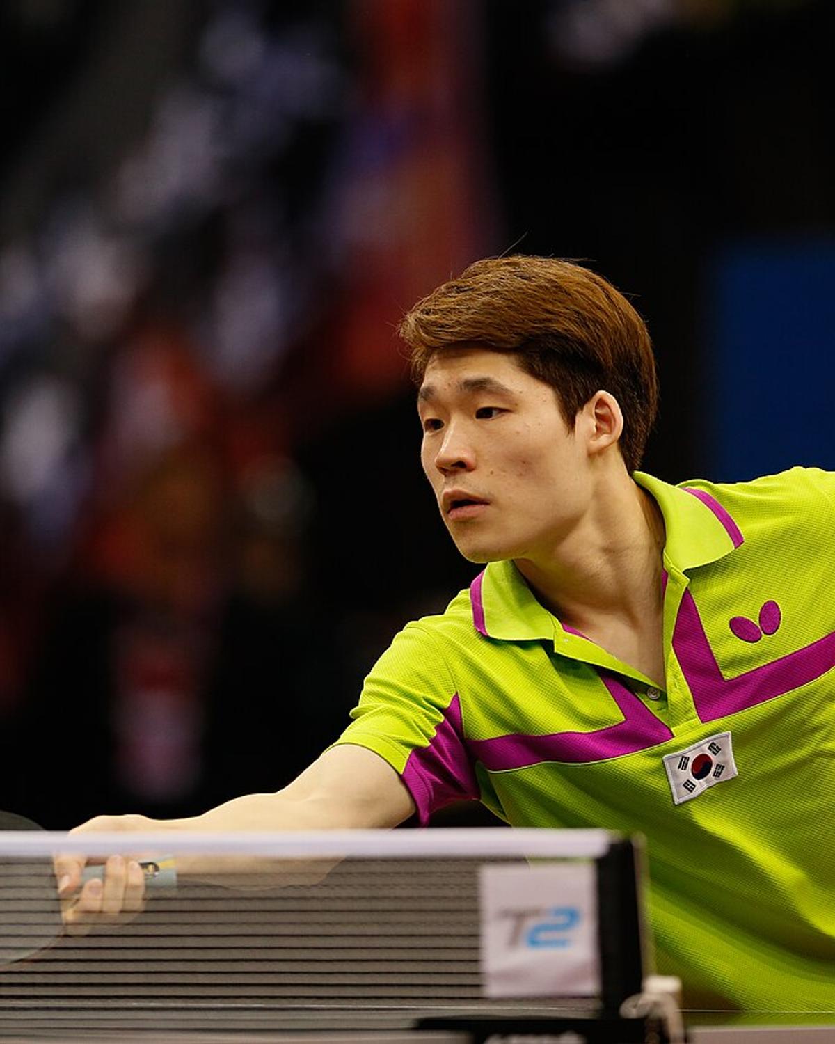 Jang Woojin playing a forehand in 2017