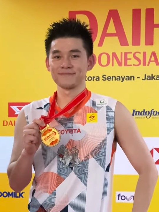Kunlavut Vitidsarn holding a winner's medal at the 2025 Indonesia Masters