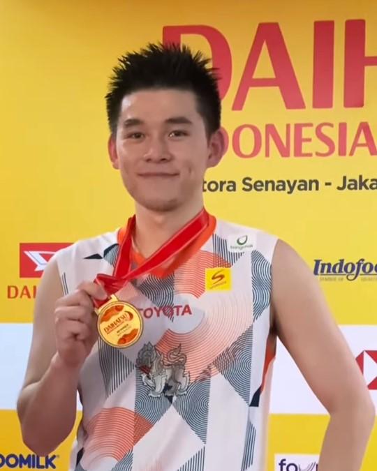 Kunlavut Vitidsarn holding a winner's medal at the 2025 Indonesia Masters