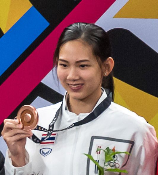 Pornpawee Chochuwong holding a bronze medal