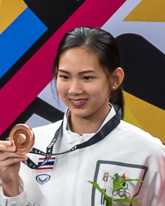 Pornpawee Chochuwong holding a bronze medal