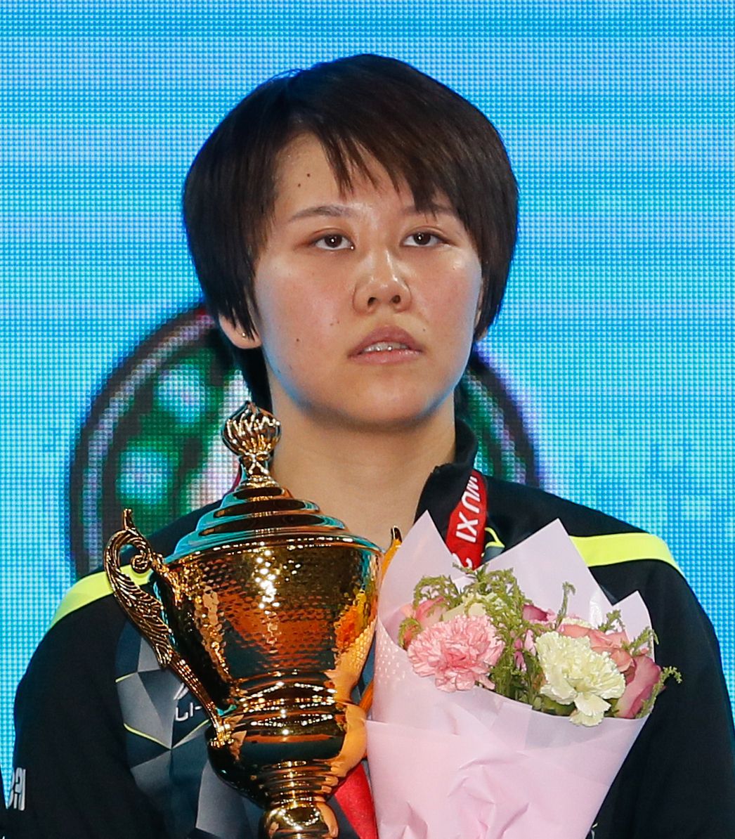 Chen Xingtong holding a trophy in 2017