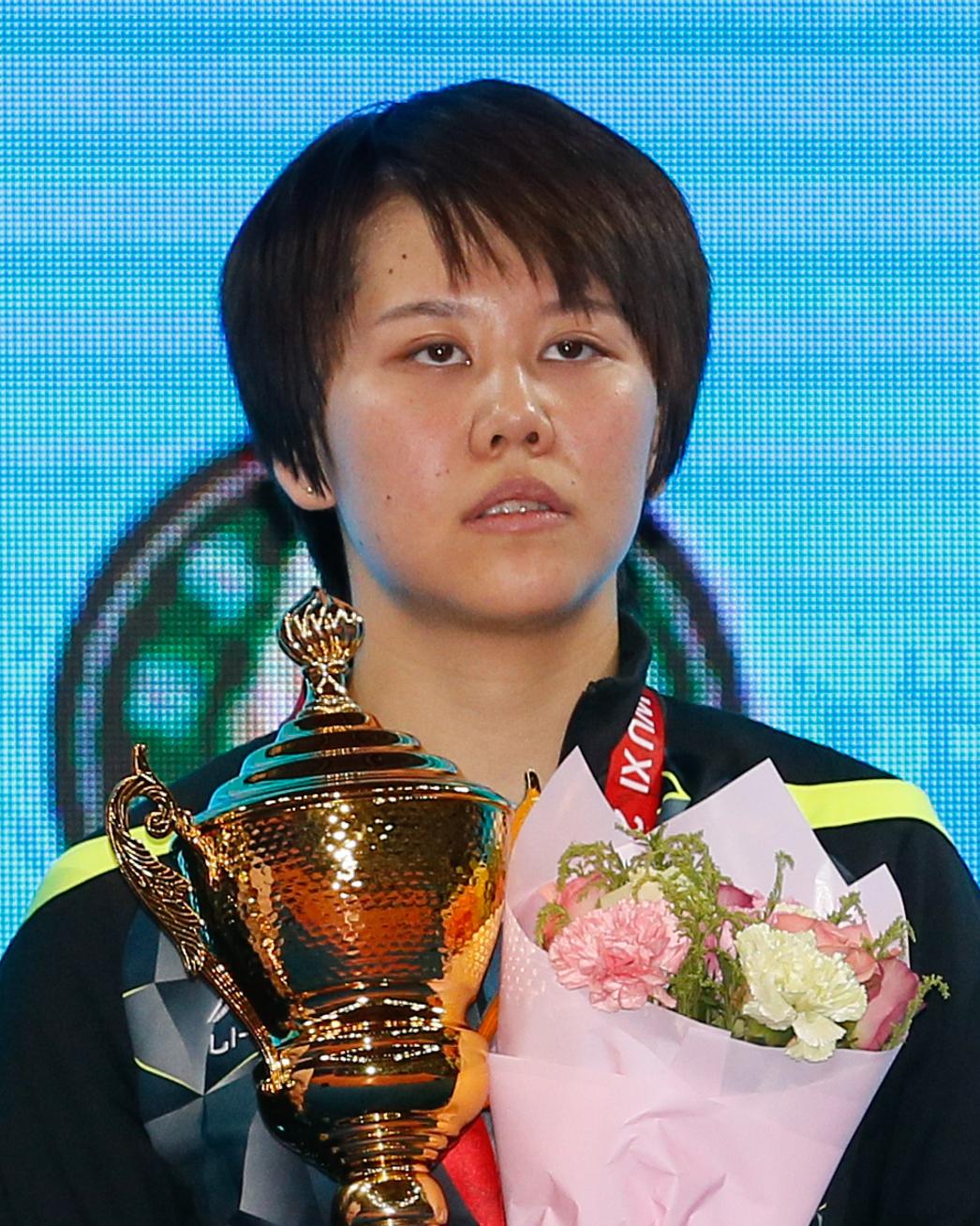 Chen Xingtong holding a trophy in 2017