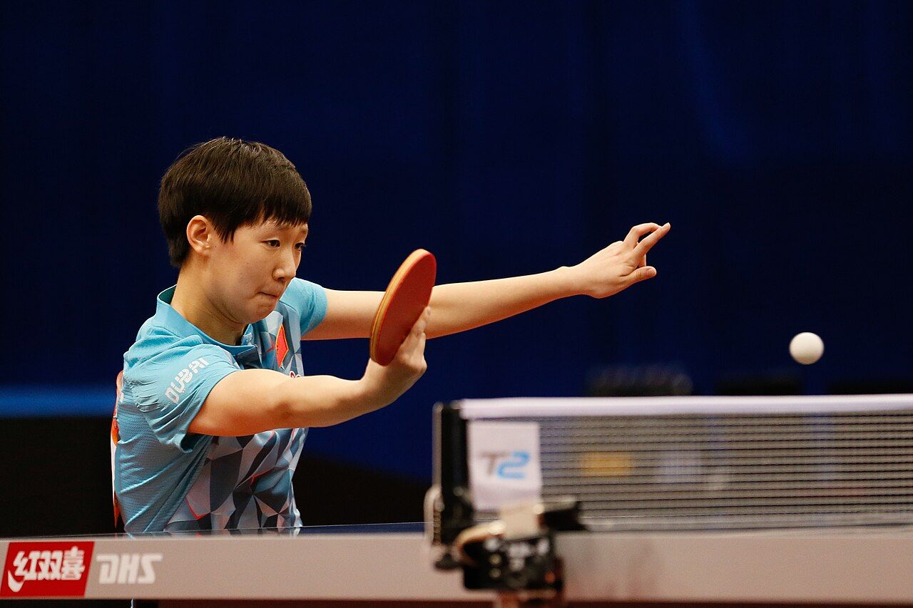 Wang Manyu playing a forehand in 2017