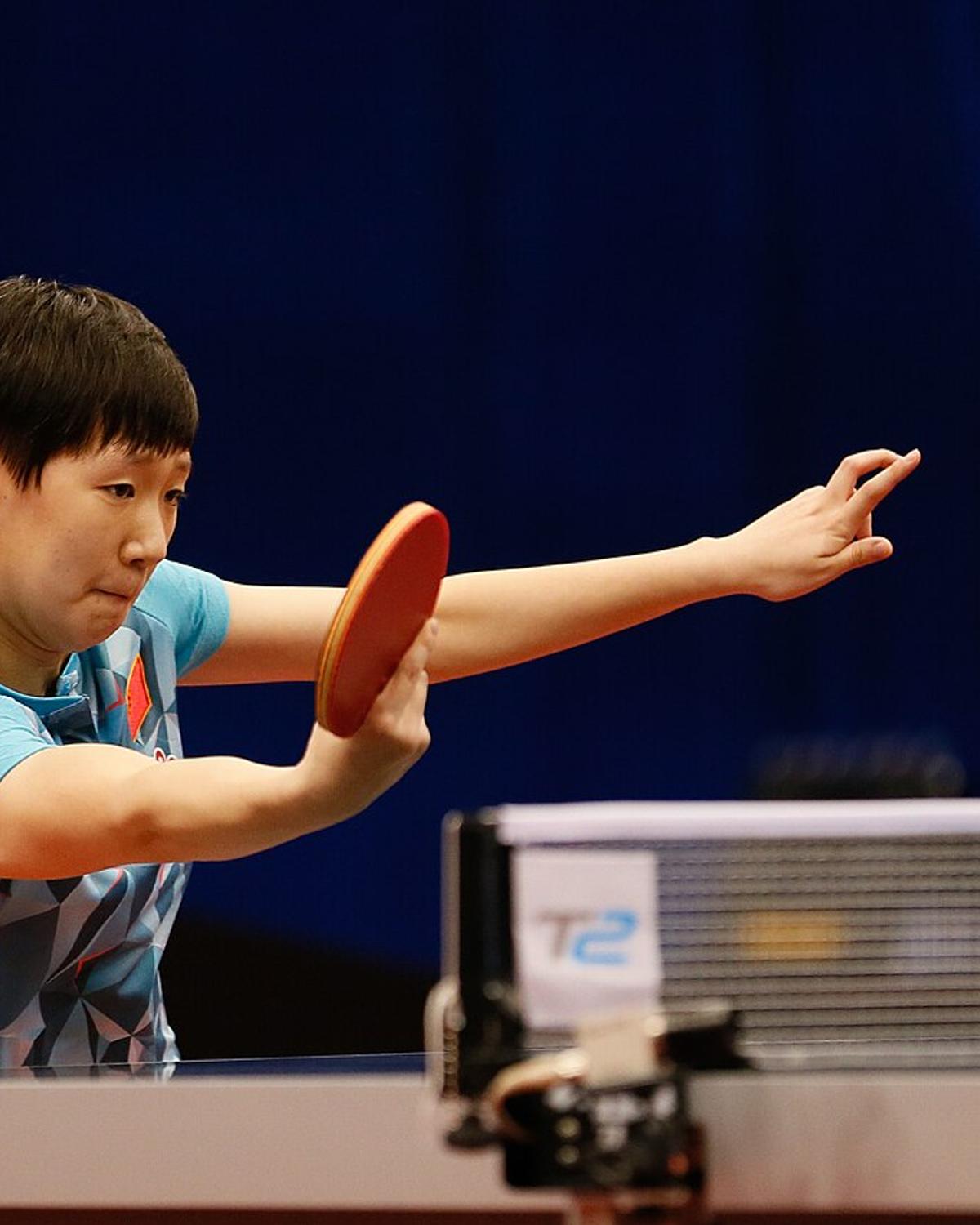 Wang Manyu playing a forehand in 2017