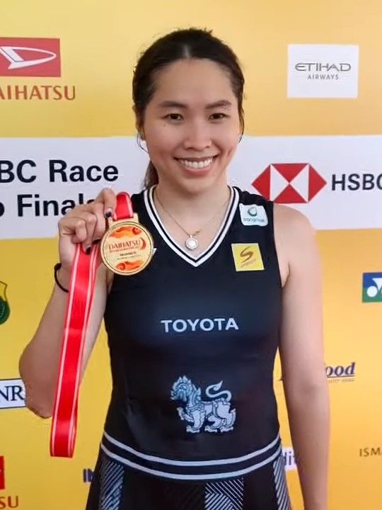 Ratchanok Intanon holding a winner's medal at the 2025 Indonesia Masters