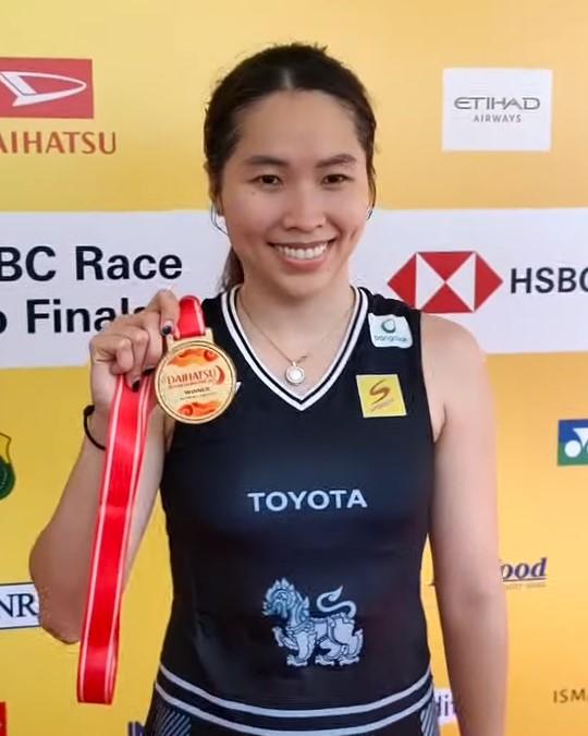 Ratchanok Intanon holding a winner's medal at the 2025 Indonesia Masters