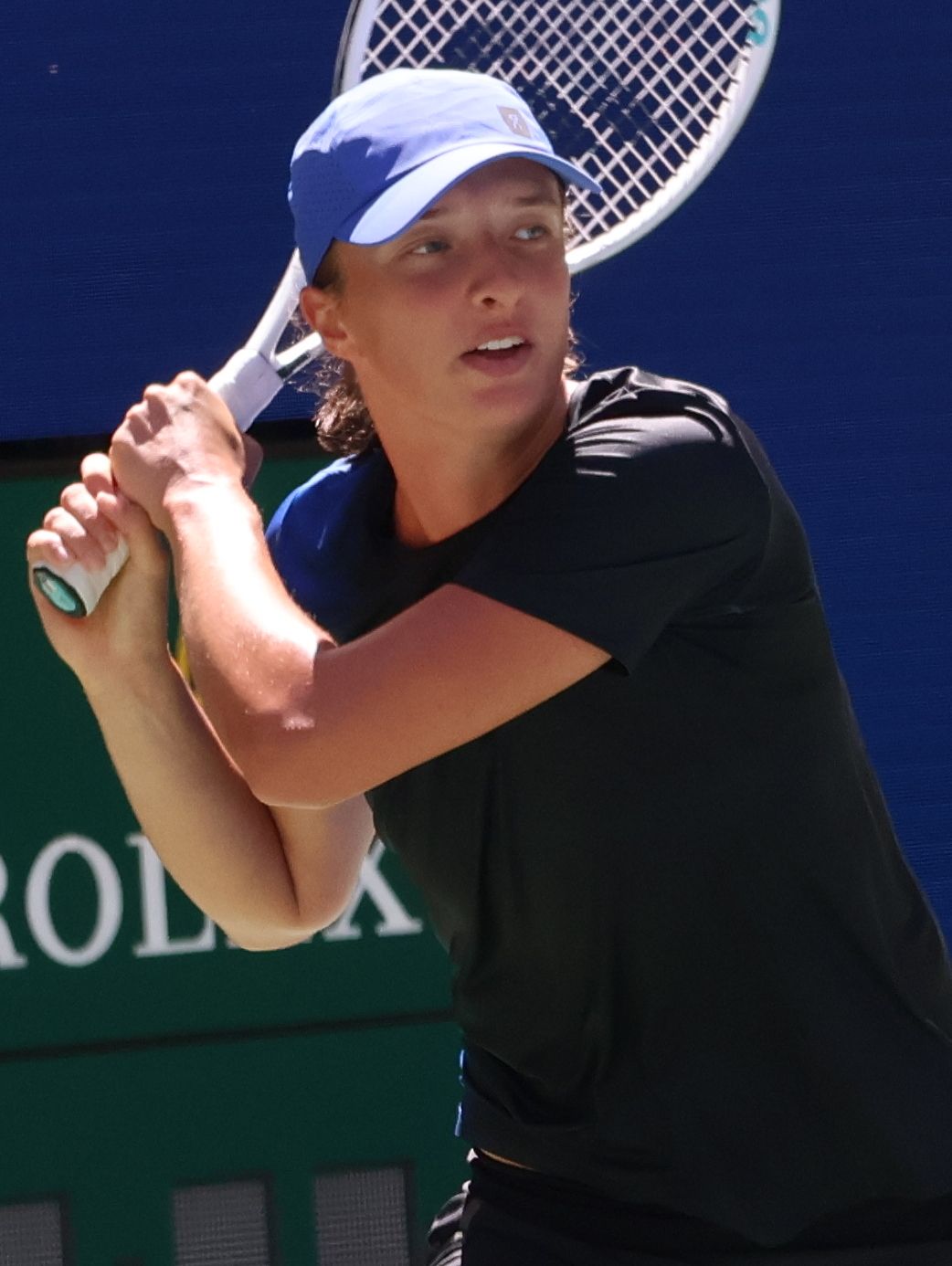 Iga Świątek playing a backhand at the 2023 US Open