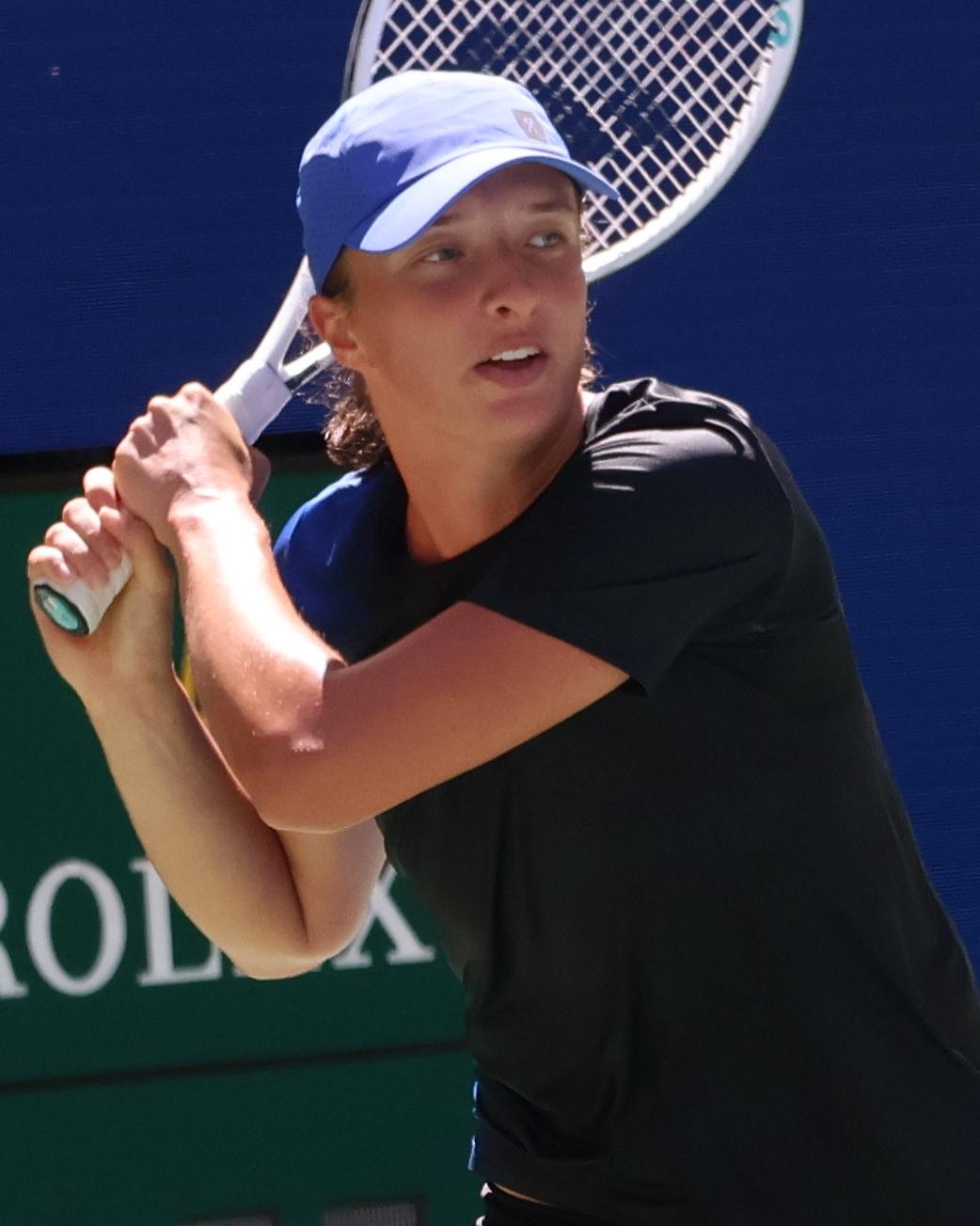 Iga Świątek playing a backhand at the 2023 US Open