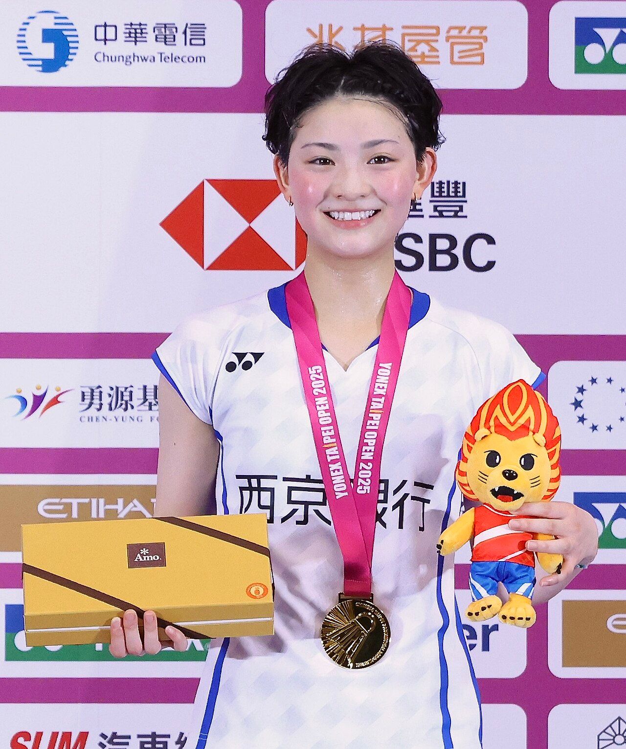 Tomoka Miyazaki with her winner's medal at the 2025 Taipei Open