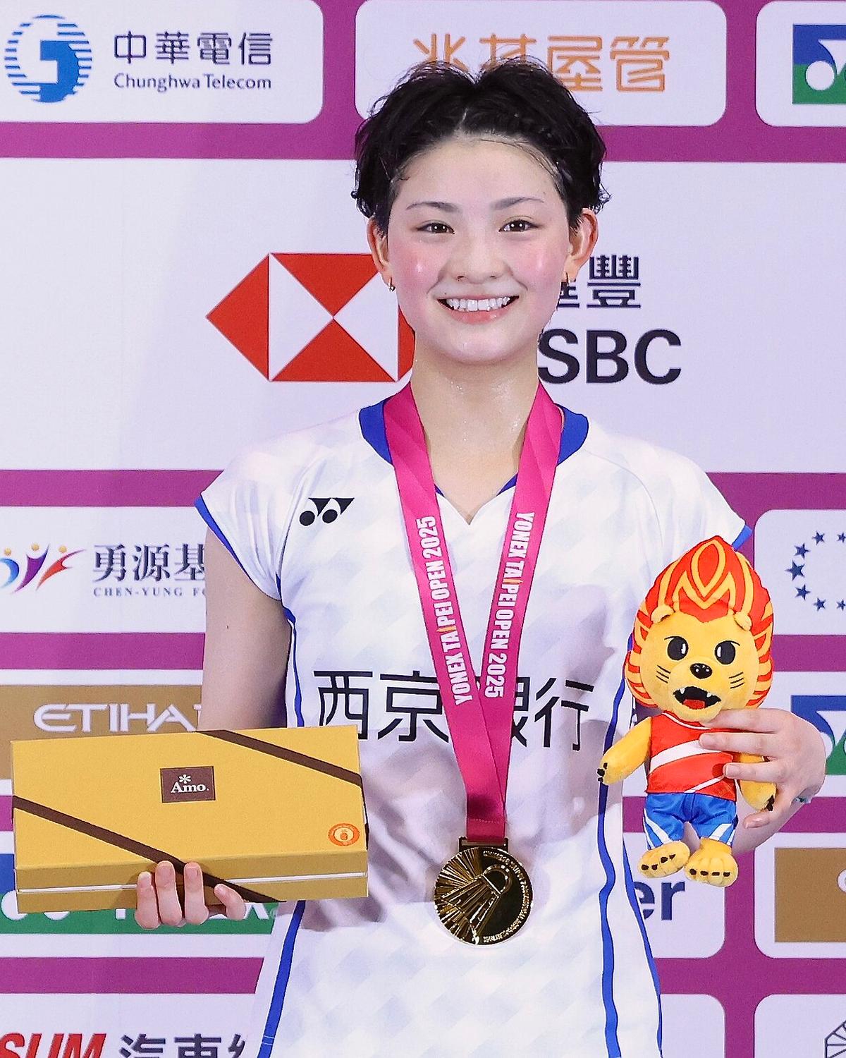 Tomoka Miyazaki with her winner's medal at the 2025 Taipei Open