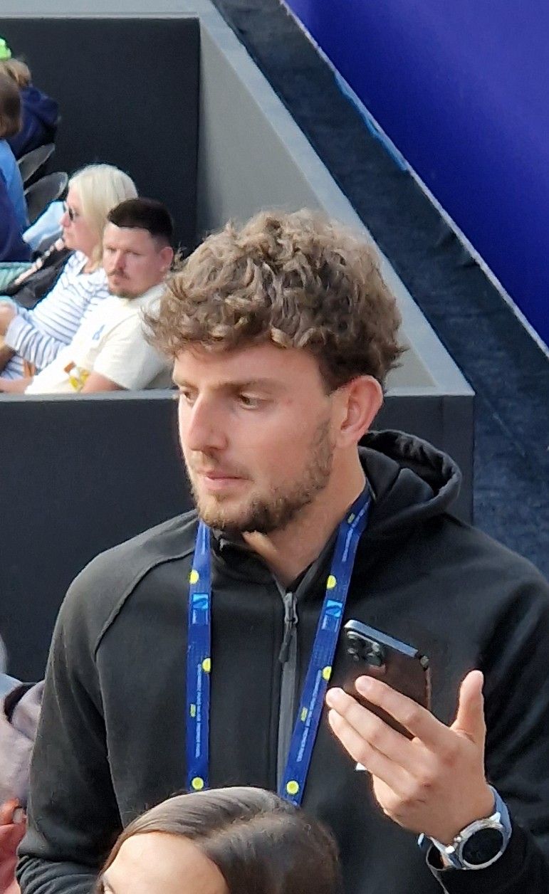 Miguel 'Mike' Yanguas courtside at the 2024 Premier Padel Paris Major