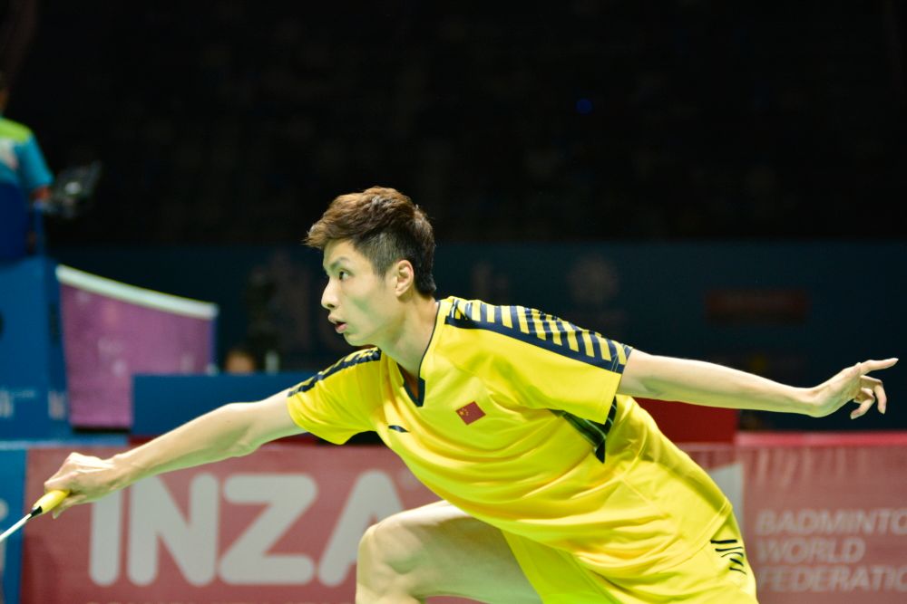 Shi Yuqi playing badminton at the 2018 Indonesia Open