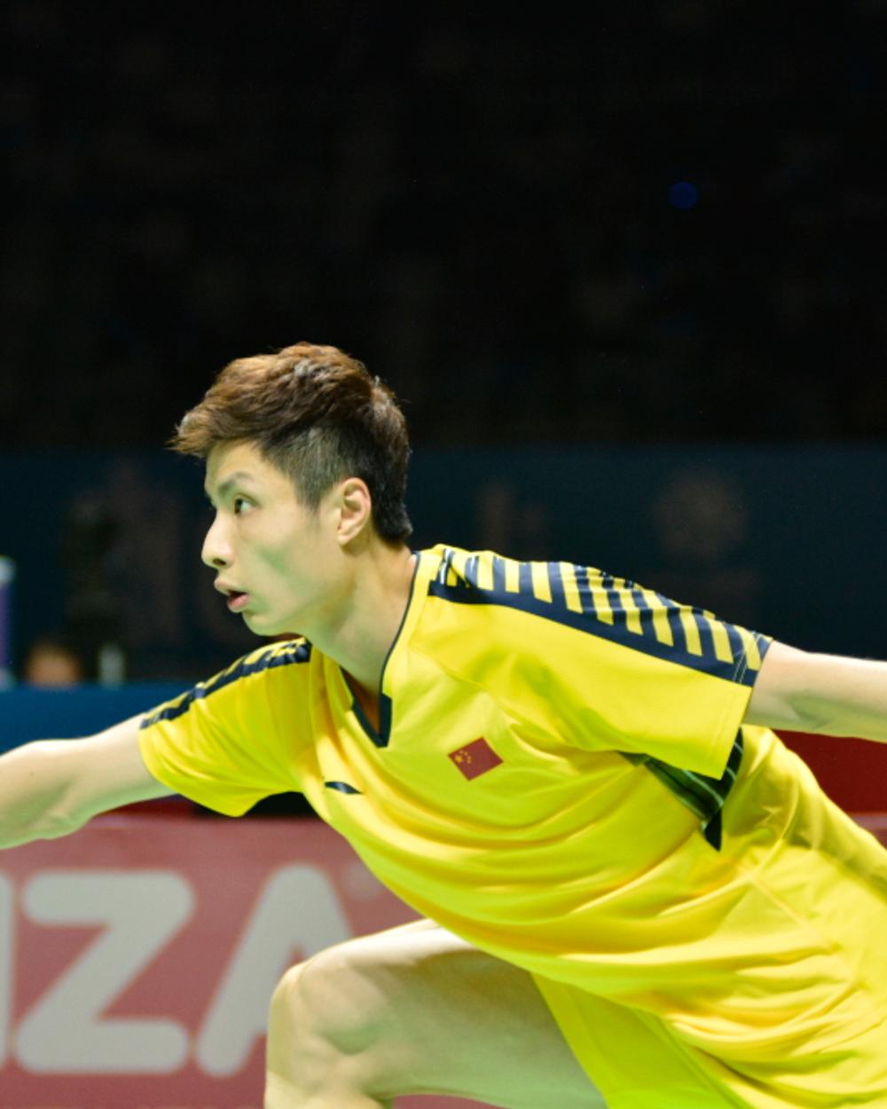 Shi Yuqi playing badminton at the 2018 Indonesia Open