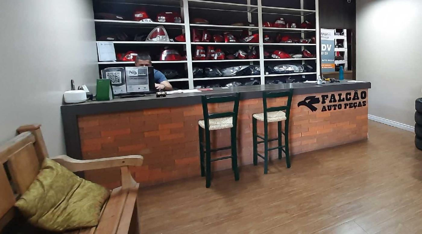 Balcão de atendimento Falcão Auto Peças com estoque de faróis