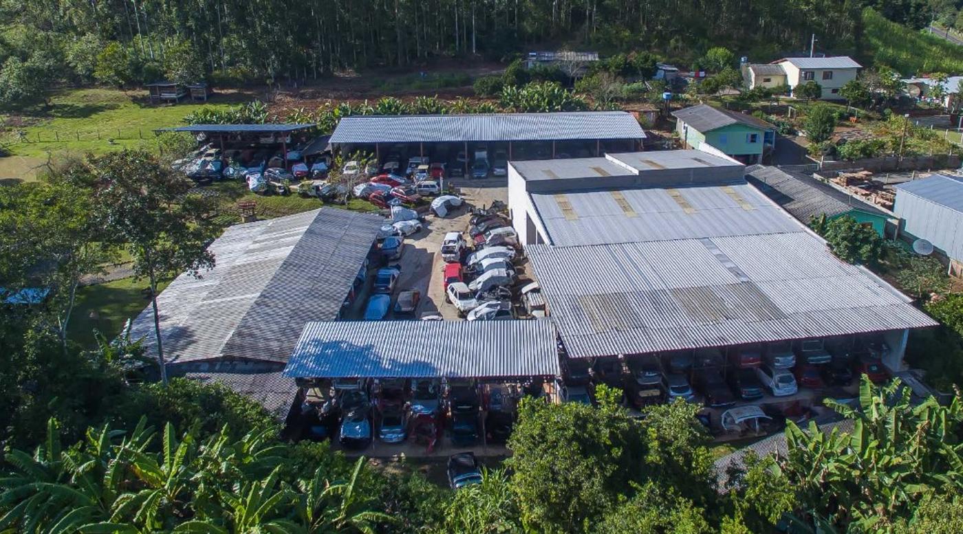 Vista aérea da unidade com galpões e veículos