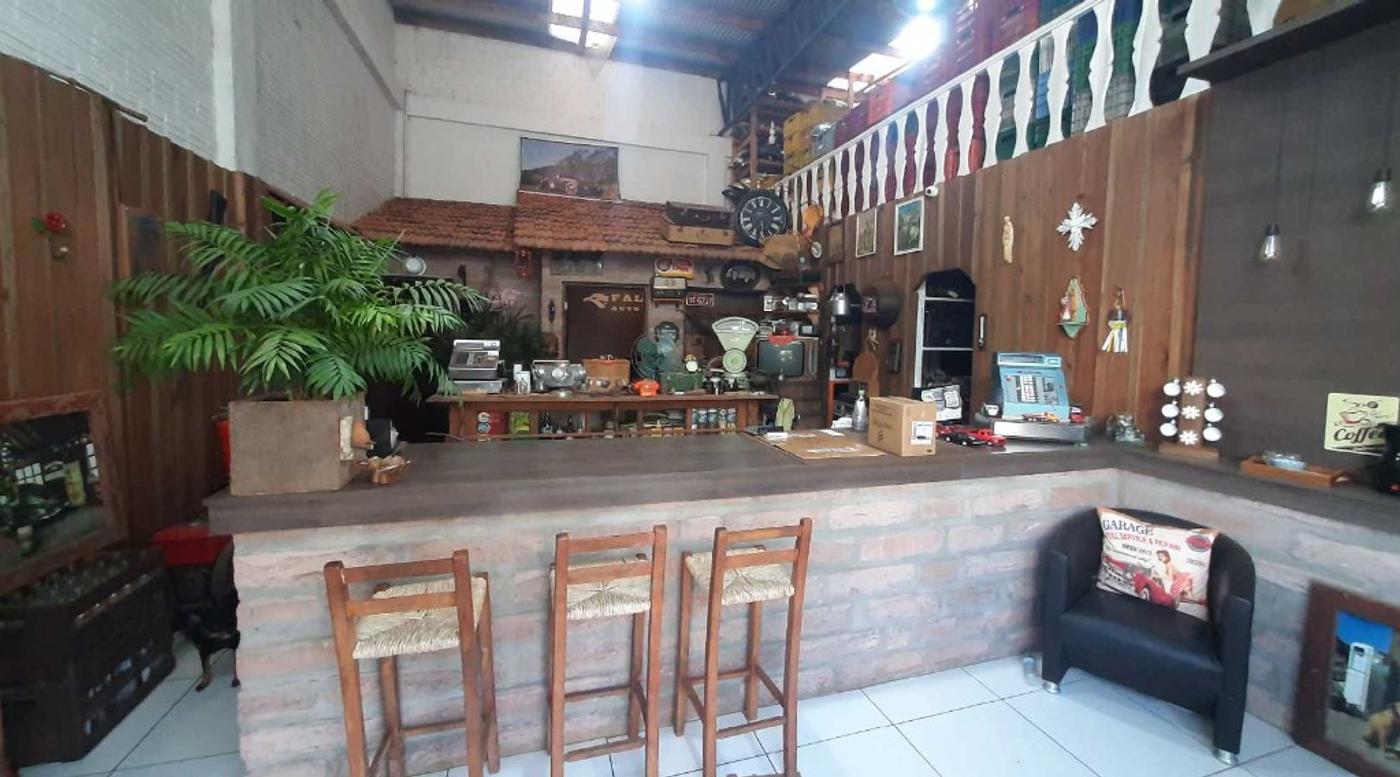 Recepção rústica com balcão de tijolos e decoração vintage