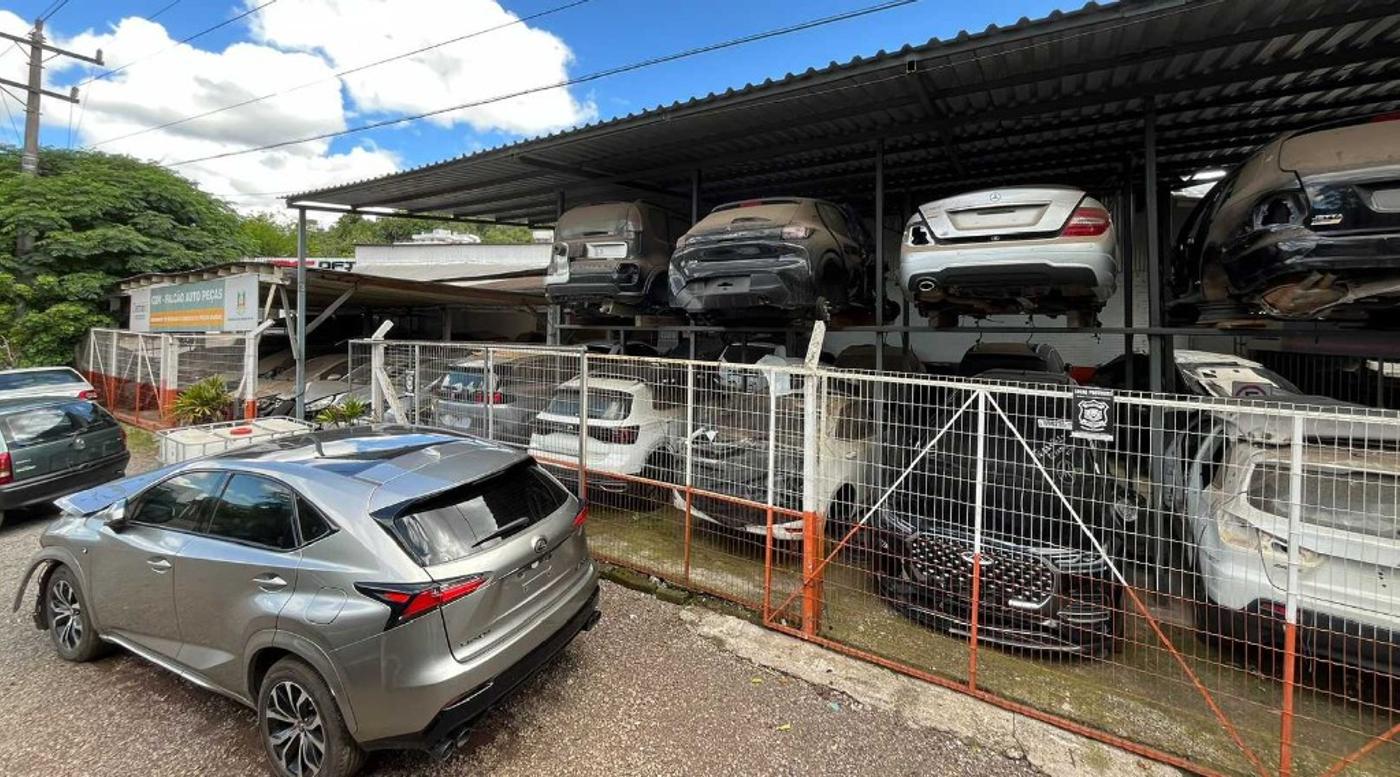 Pátio do CDV Falcão Auto Peças com placa Detran-RS