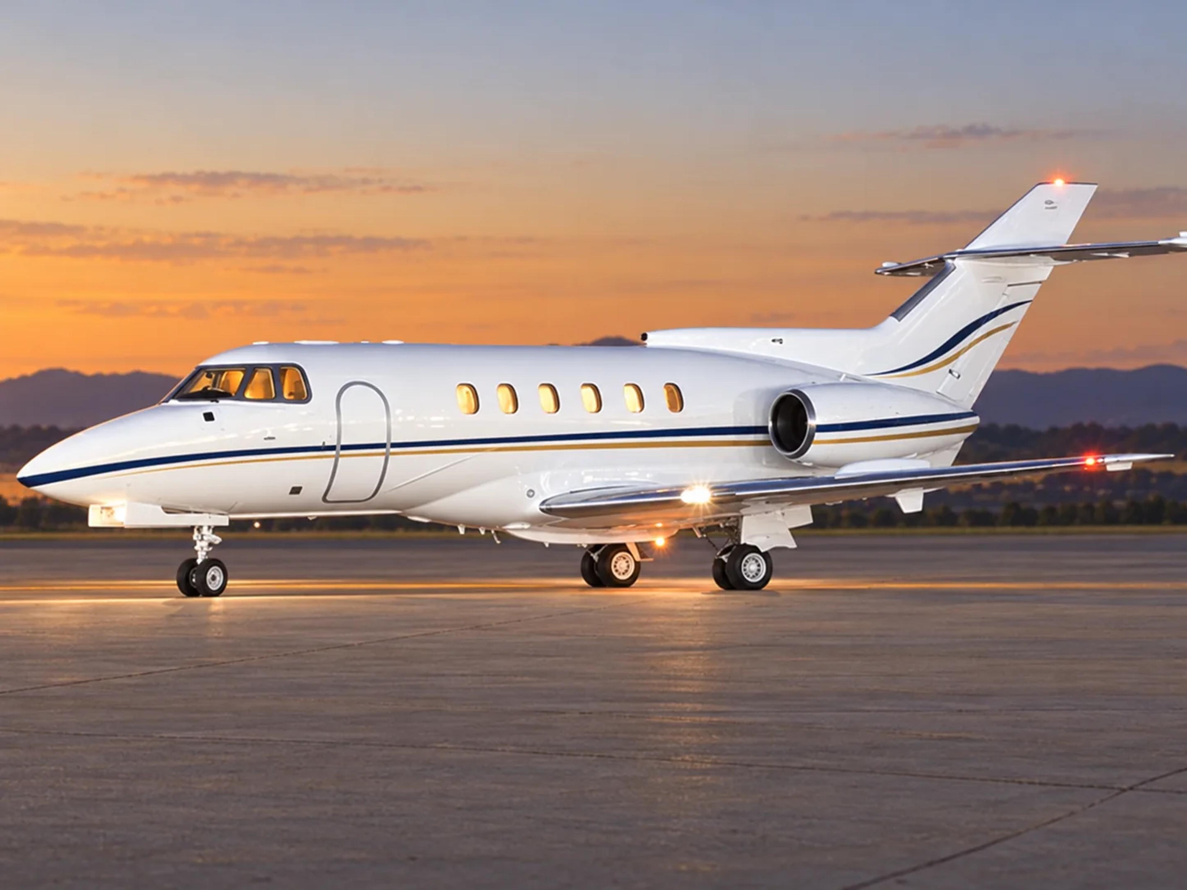 Hawker 125 700A editorial illustration