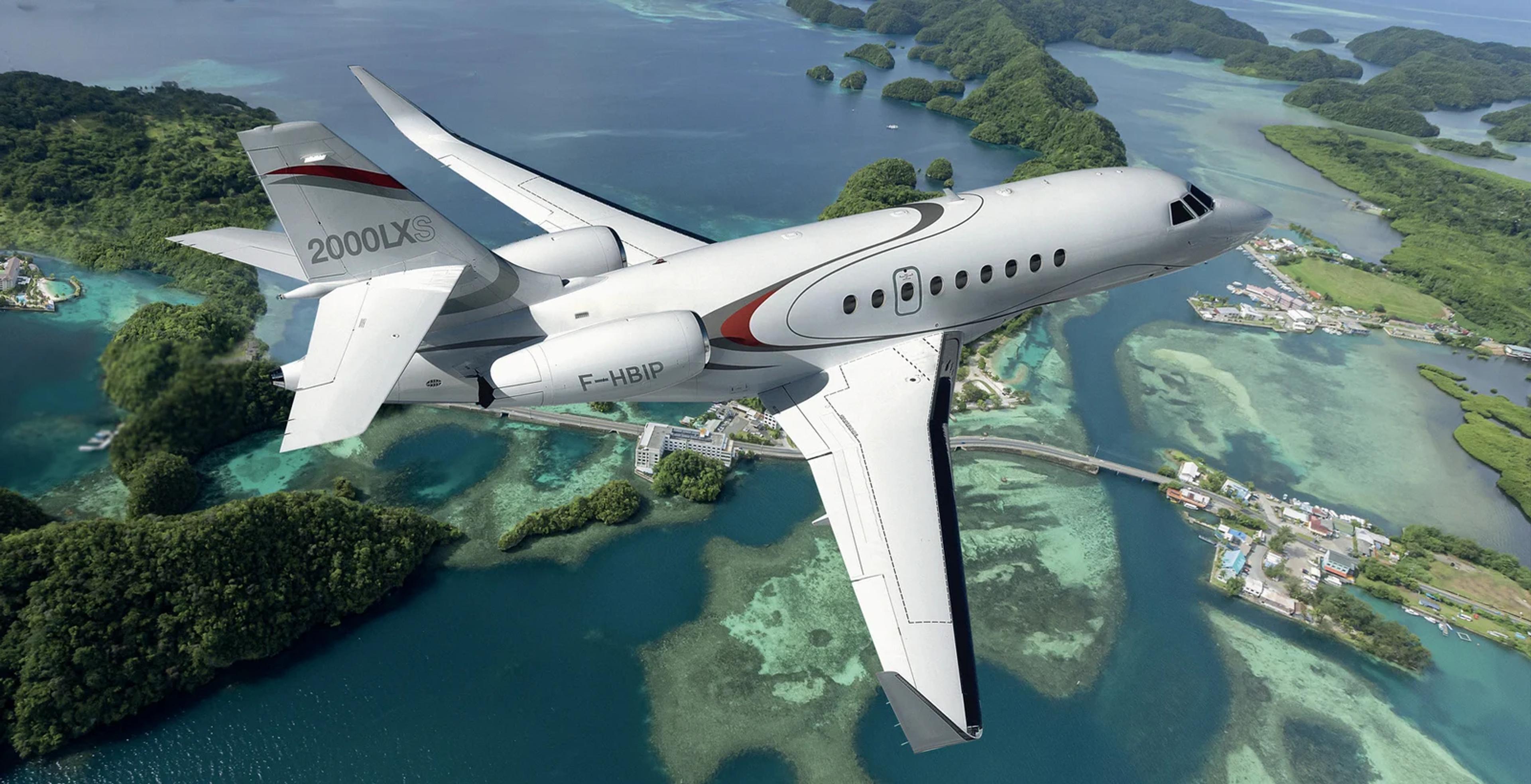 Falcon 2000LX, photographed in the manufacturer’s demonstration livery.