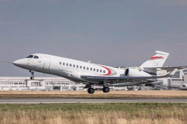 Falcon 5X development aircraft on its first flight; the programme was cancelled.